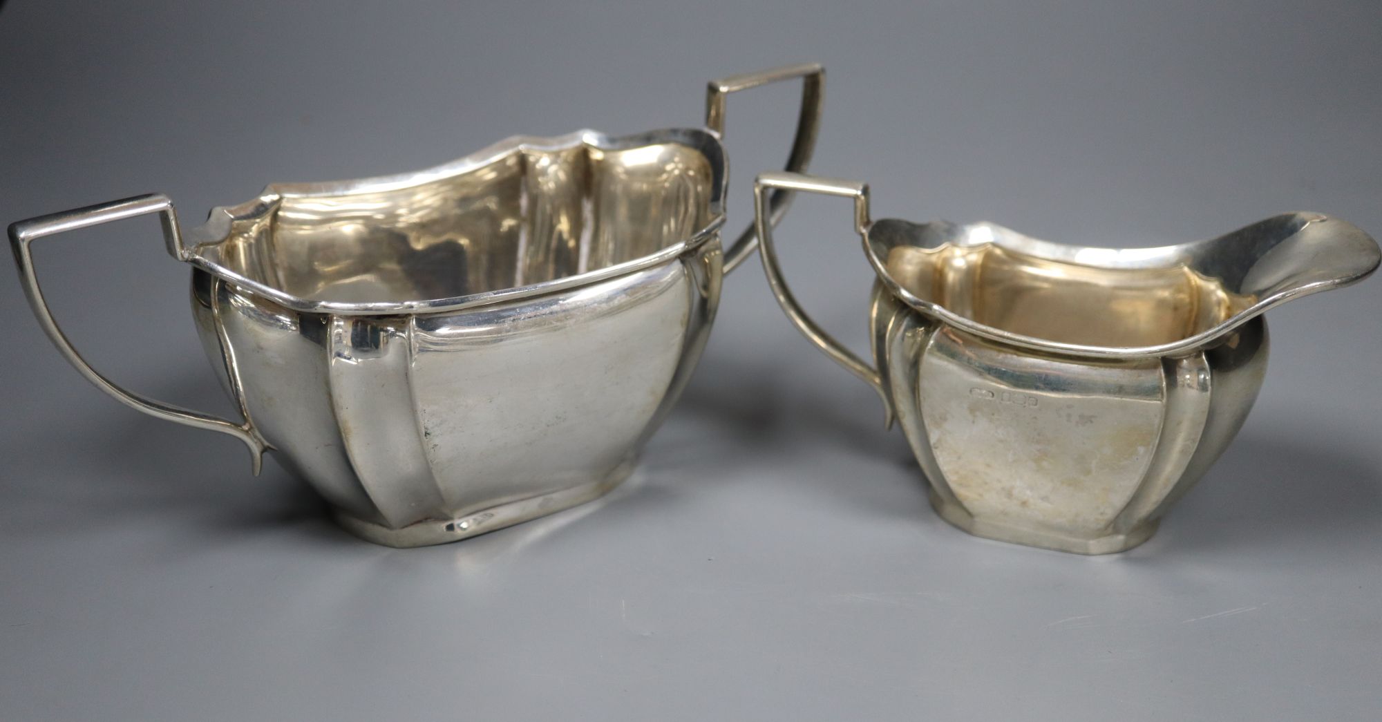 A George V matched silver three piece tea set, Sheffield, 1918,